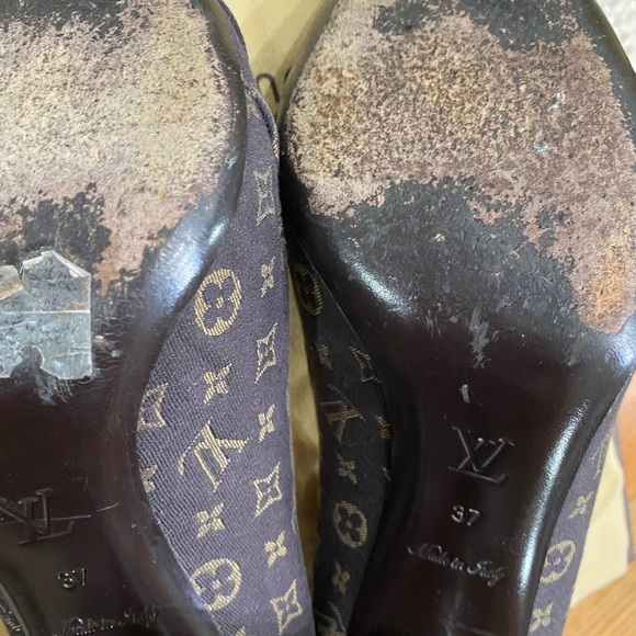 AUTHENTIC Louis Vuitton Monogram Mini Lin Women
Canvas Pumps with gold buckle. - Picture 8 of 8